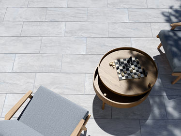 Vista della terrazza con lastre di quarzite Monro Light e arredi da esterno