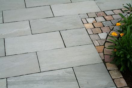 Pietra arenaria grigia Kandla Grey con bordatura del letto