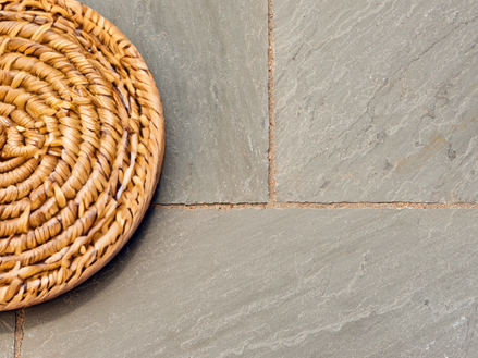 Vassoio e bicchieri su lastre di arenaria grigia Kandla Grey dall'alto