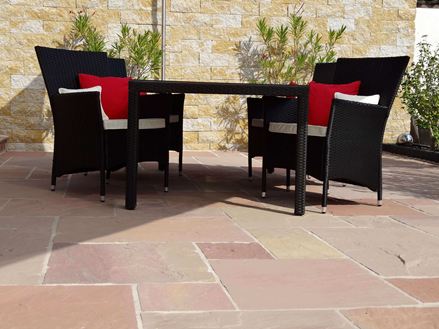 Lastre in pietra arenaria di Modak, terrazza con area salotto