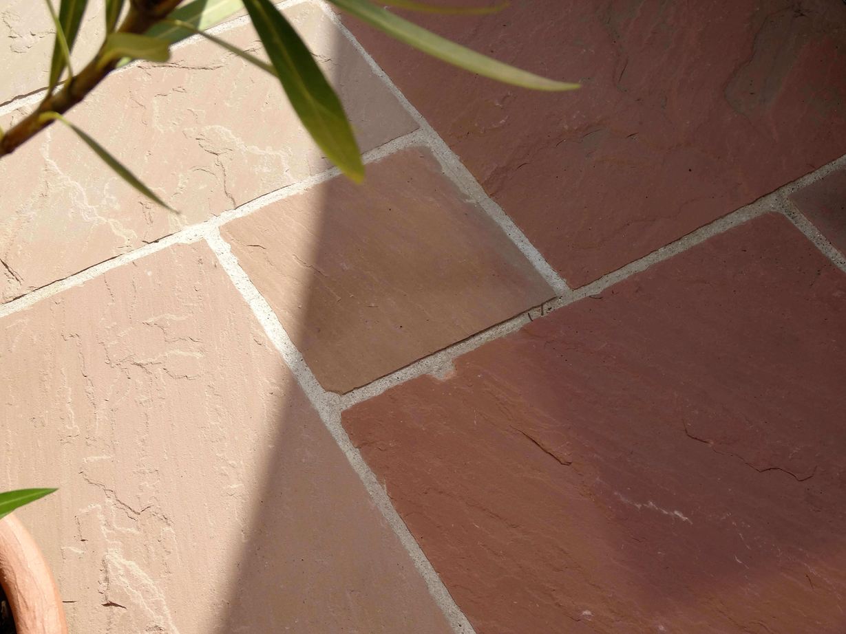 L'impregnazione rende la pietra arenaria facile da curare Lastre di arenaria di Modak, terrazza, primo piano