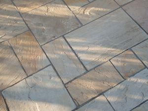 Lastre chiare di arenaria a legatura romana fotografate dall'alto