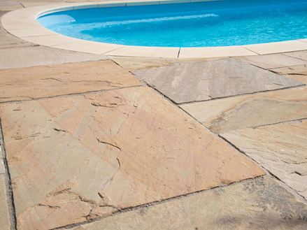 Lastre di arenaria Yellow Mint a bordo piscina