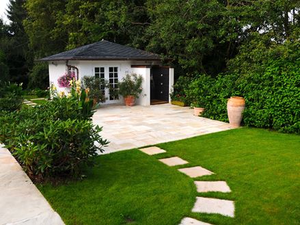 Capanno da giardino con prato antistante e lastre di arenaria Yellow Mint