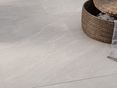 Lastre chiare per patio in look ardesia Canyon Gold con cesto decorativo