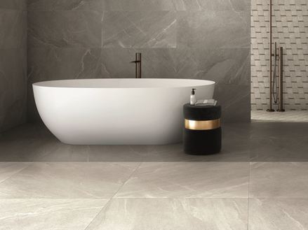 Bagno con piastrelle in ardesia Canyon Pearl nei colori grigio chiaro e beige