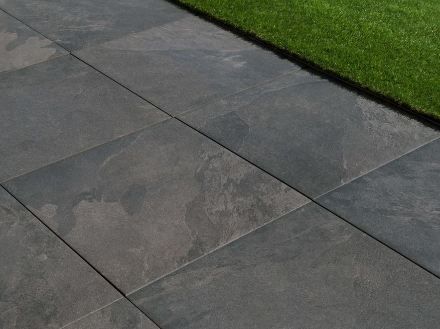 Piastrelle per terrazza Alpine Black e prato