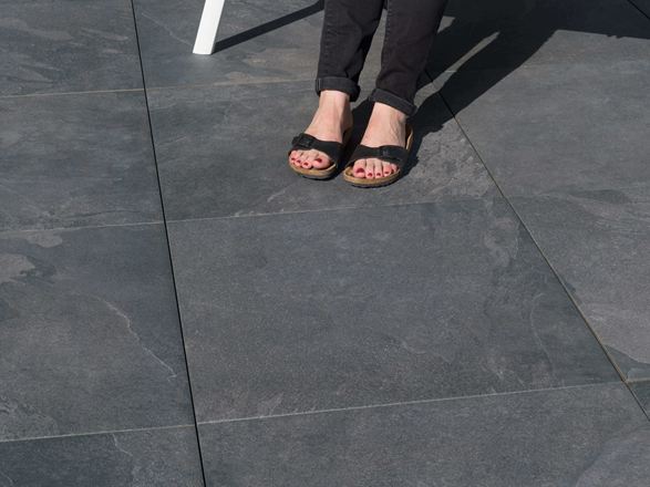 Piedi su piastrelle da terrazzo in gres porcellanato Alpine Black