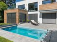Terrazza Alpine Grey con piscina e casa moderna