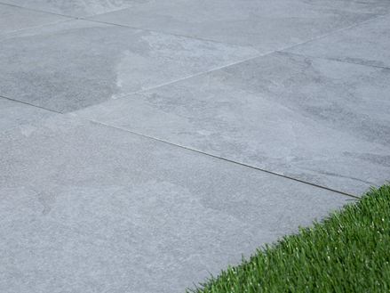 Lastre per patio Alpine Grey in ardesia chiara con bordo a prato