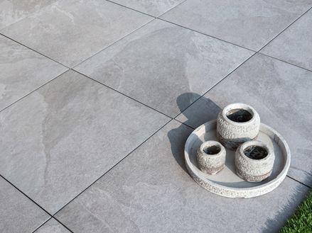 Piastrelle in gres porcellanato grigio chiaro Alpine Grey con decorazione