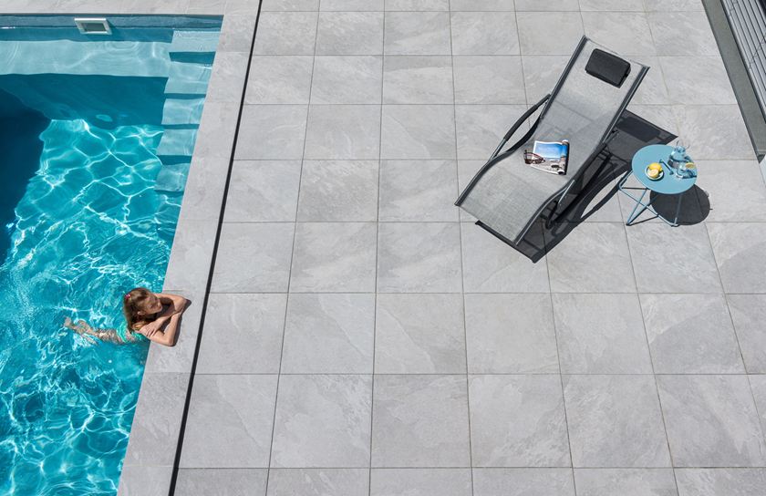 specchiato_ragazze-nella-piscina-da-alpino-grigio-terrazza-SN