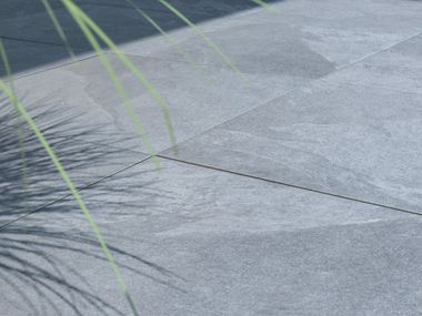 La pianta fa ombra alla terrazza con lastre effetto ardesia Alpine Grey