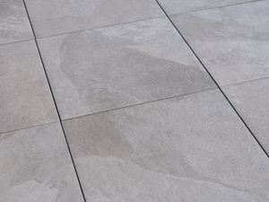 Posa di piastrelle effetto ardesia