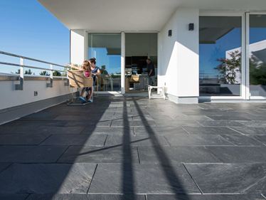 Persone sulla terrazza in ardesia
