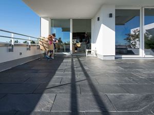 Persone sulla terrazza in ardesia