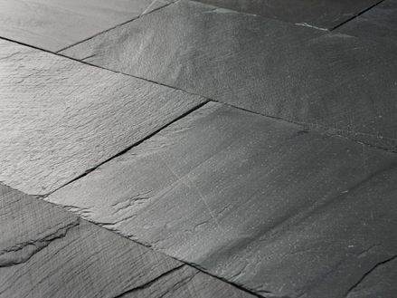 Primo piano della lastra di ardesia Black Rustic installata con superficie a spacco