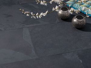 Lastre di ardesia Mustang in nero con cuscino, lanterna e fiori