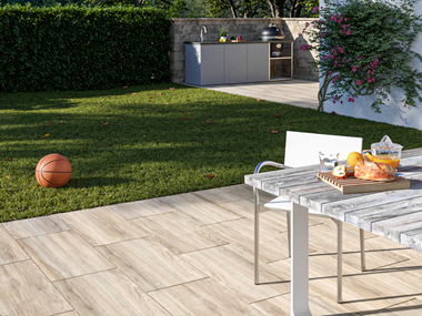 Terrazza con tavole effetto legno Amber Oak 3cm con giardino e cucina esterna