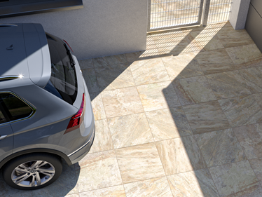 Terrazza con lastre di quarzite Bern 3cm con auto e portafinestra