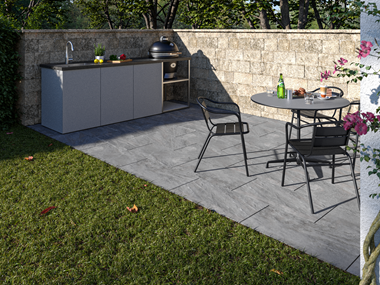 Aspetto più chiaro alla luce diretta del sole: Monro Dark Terrazza con lastre effetto pietra Monro Dark 3cm con cucina esterna