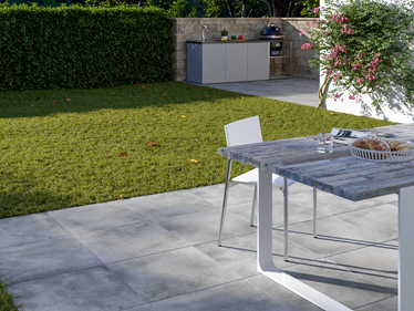 Terrazza con lastre di cemento Ombra 3cm con tavolo e cucina esterna