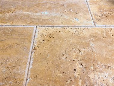 Piastrella per terrazza Travertino Gold smussata Close 2