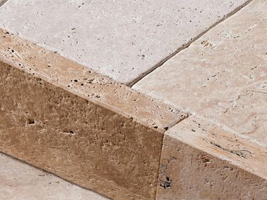 Belle e pratiche: pietre da bordura in travertino Medium Primo piano del bordo in travertino Medium con superficie spazzolata