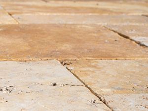 Dettaglio delle lastre di travertino Gold nell'area esterna dalla prospettiva della rana