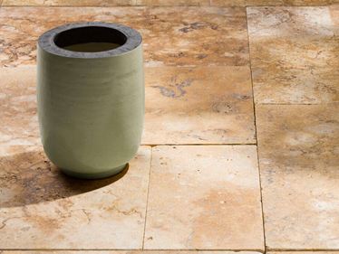 Lastre di travertino Gold con decorazione verde