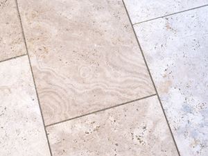 Le venature delicate conferiscono alle tavole Medium Line un fascino sofisticato. Primo piano di lastre di travertino per esterni in un morbido colore beige