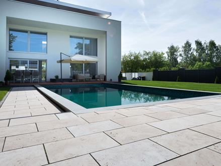 Lastra di travertino Medium Line con piscina e casa sullo sfondo