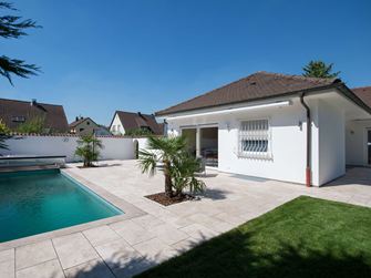 Casa e terrazzo con lastre di travertino Medium Line