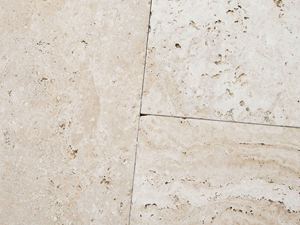 Primo piano di lastre di travertino Medium Select, di colore chiaro.