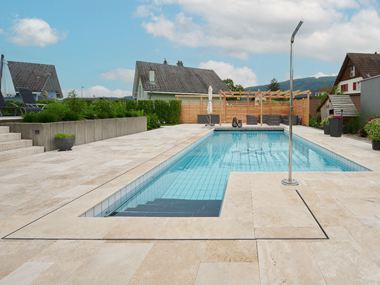 Piastrelle per piscina Medium Select: un perfetto contorno per la piscina. Foto del cliente Terrazza_slab_Medium_Seleziona_Piscina_Sky