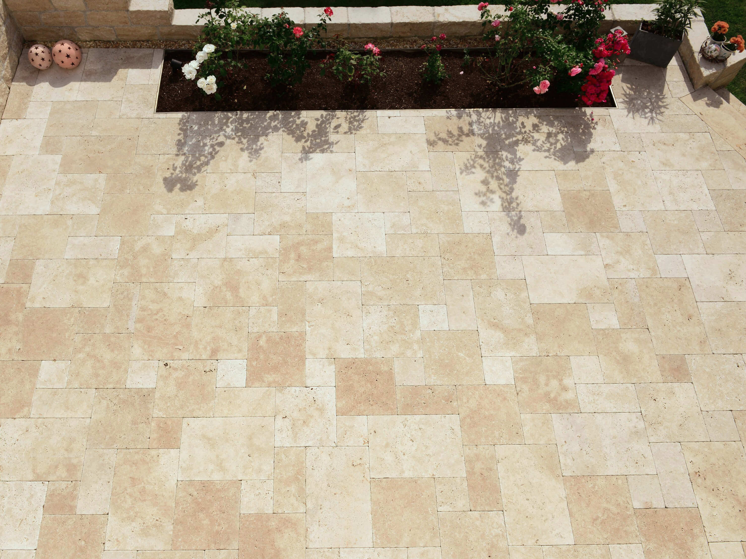 Travertino Medium Select in legante romano Foto del cliente: Lastre di travertino Medium Select, burattate, con legante romano, posate su una terrazza, vista dall'alto