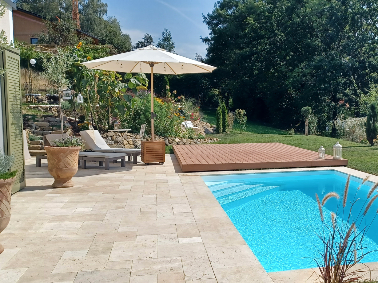 Atmosfera mediterranea da sogno con i piatti Medium Select. Foto del cliente Terrace_slabs_travertine_medium_select_pool_view2