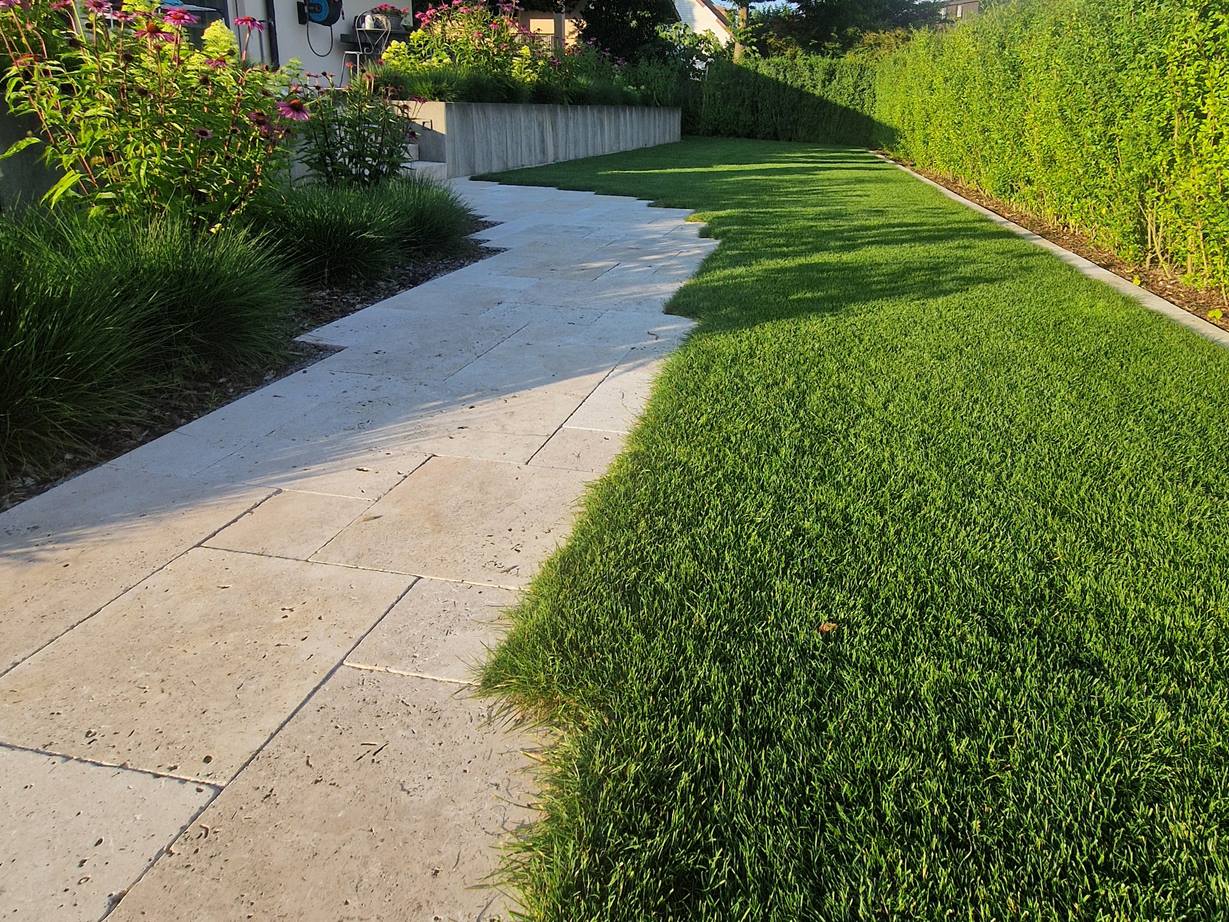 Fantastico sentiero da giardino con lastre Medium Select. Foto del cliente Travertino_Medium_Seleziona_Via