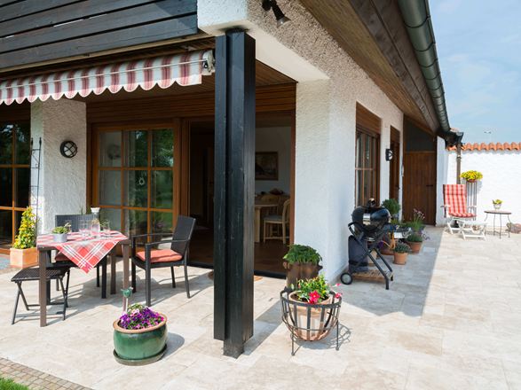 Casa con terrazza in travertino