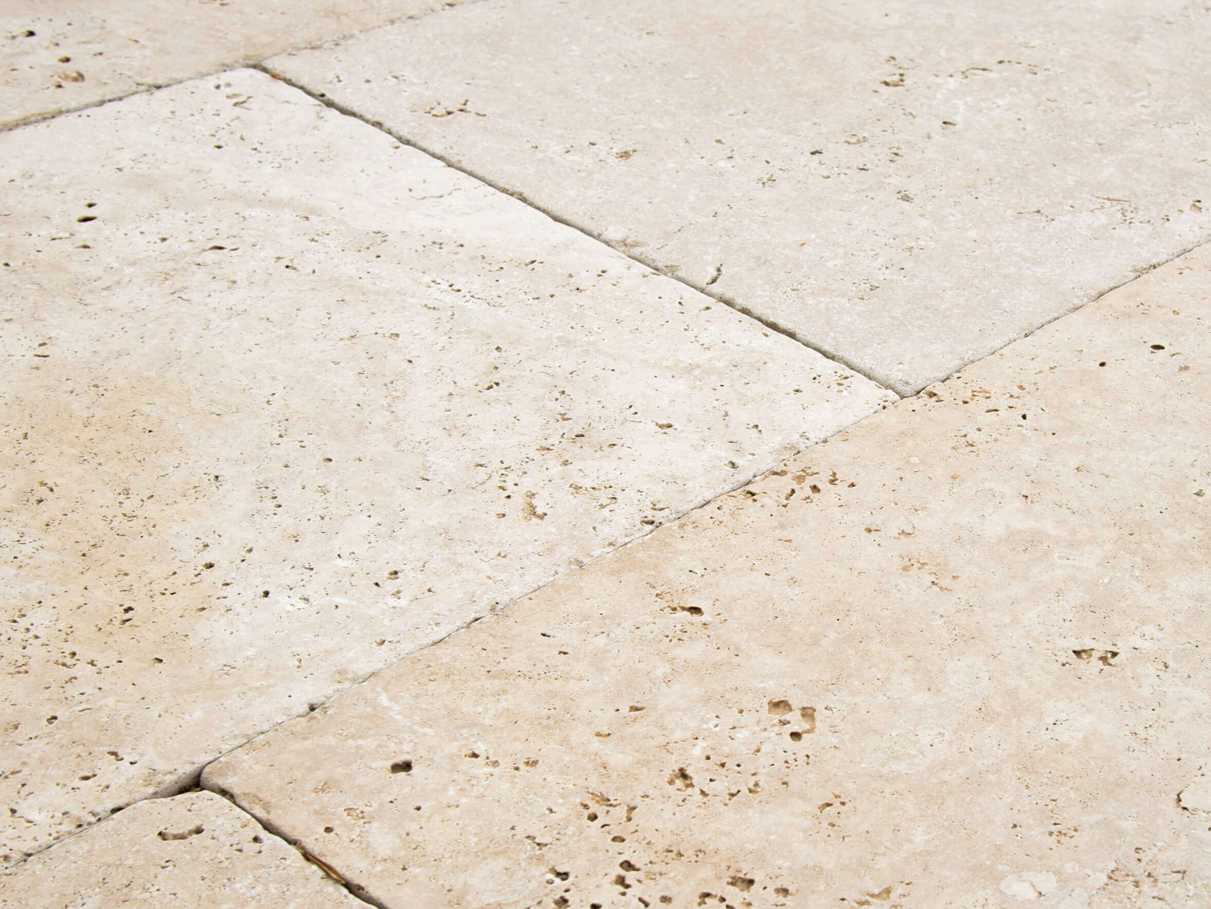 Primo piano della lastra per patio in travertino Medium Select in beige tenue