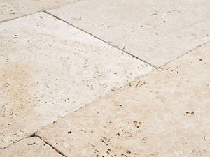 Primo piano della lastra per patio in travertino Medium Select in beige tenue