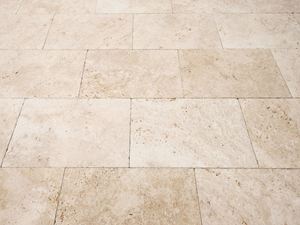 Pavimento in pietra naturale posato in travertino di colore beige tenue