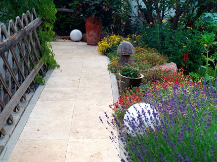 Sentiero del giardino con staccionata in legno e aiuola selvatica in travertino Medium Select