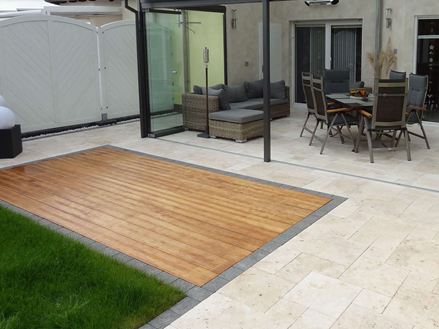 Foto del cliente: Lastre di travertino Medium Select, burattate, con legante romano, posate su terrazza con giardino d'inverno, prato e terrazza in legno