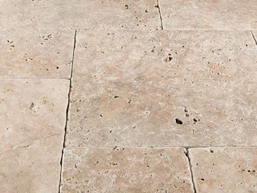 Primo piano di lastre di travertino beige Medium