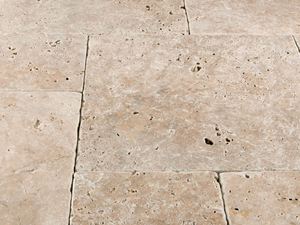 Primo piano di lastre di travertino beige Medium