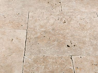 Primo piano di lastre di travertino beige Medium