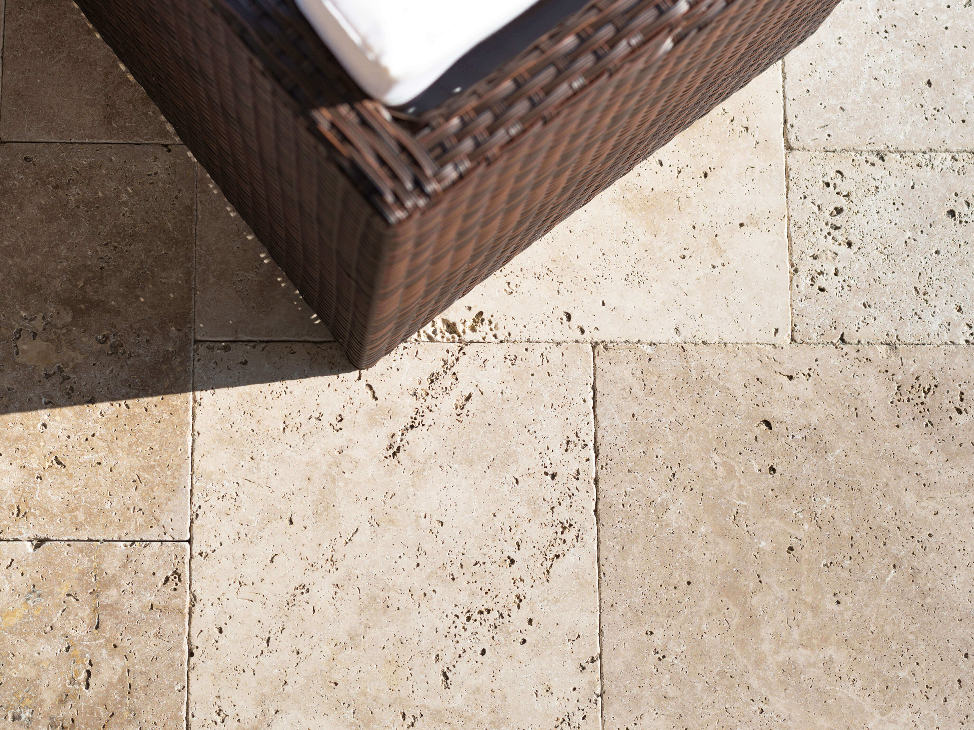 Mobili da giardino su lastre di travertino Medium