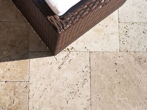 Mobili da giardino su lastre di travertino Medium