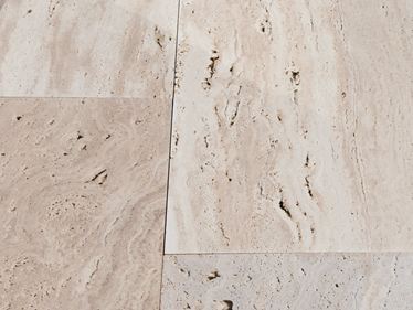 Primo piano delle lastre di travertino Natura con effetto legno